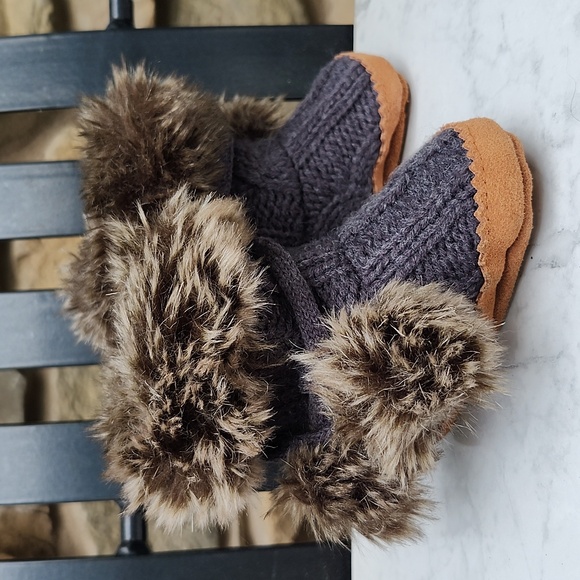 RESTORATION HARDWARE ARTIC FOX BABY BOOTIES - Picture 4 of 11